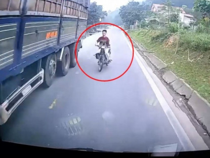 Giao thông - Clip: Vượt ẩu đoạn khuất tầm nhìn, thanh niên bỏ xe nhảy thoát thân trước đầu ô tô