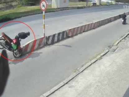 Giao thông - Clip: "Dở khóc dở cười" thanh niên đi xe máy cắm thẳng vào dải phân cách
