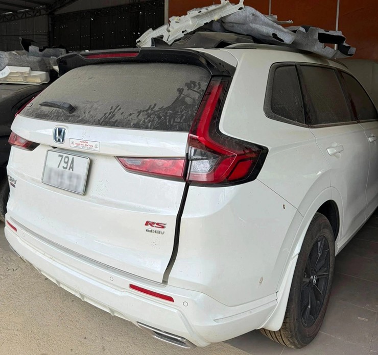 Chiếc Honda CR-V e:HEV RS giá thấp bất thường trên thị trường xe cũ, người mua e dè - 1