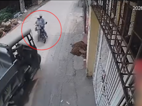 Clip: Thót tim hai cô gái đi xe điện bị xe ba gác đâm thoát chết trong gang tấc