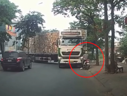 Giao thông - Clip: Hết hồn Ninja đứng lì, thi gan với xe đầu kéo đang vào cua