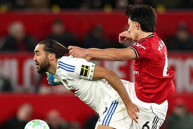 Carrick báo tin vui về Mainoo trước đại chiến Chelsea, MU kháng cáo bất thành thẻ đỏ của Martinez - 1