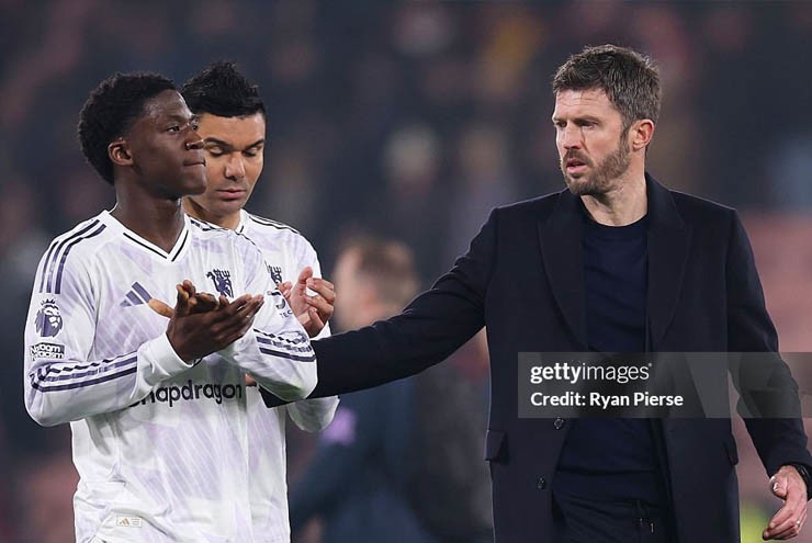 Carrick báo tin vui về Mainoo trước đại chiến Chelsea, MU kháng cáo bất thành thẻ đỏ của Martinez - 2