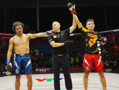 Thể thao - Lê Văn Tuần bẻ tay “Kim mao sư vương”, "Thánh cà khịa" thắng vang dội MMA Việt