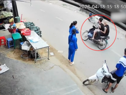 Giao thông - Clip: Hai thanh niên “diễn sâu” trước mặt bạn nữ và cái kết "dở khóc dở cười"