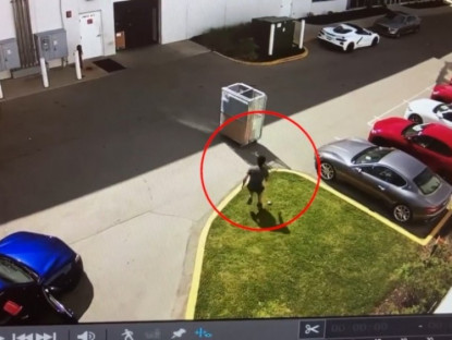 Giao thông - Clip: Phản xạ nhanh như cắt, thanh niên lao ra chặn xe chở đồ đâm vào dàn siêu xe