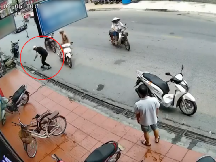 Clip Hú hồn thanh niên tạt đầu xe khác để xuống nhặt tiền như chỗ không ...