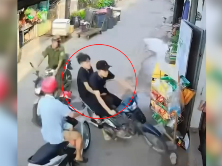 Clip Hai thiếu niên phóng như bay, cắt mặt hai xe máy rồi lao thẳng vào ...