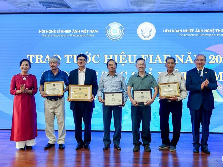 Chủ tịch Liên đoàn Nhiếp ảnh Nghệ thuật Quốc tế FIAP gặp gỡ, giao lưu với các nghệ sĩ nhiếp ảnh Việt Nam