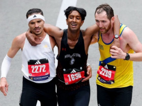 Khoảnh khắc đỉnh cao marathon: 2 VĐV bỏ kỷ lục, dìu đối thủ cùng về đích