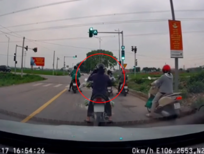 Giao thông - Clip: Ngao ngán người phụ nữ nghe điện thoại giữa đường, mặc ô tô phía sau bấm còi