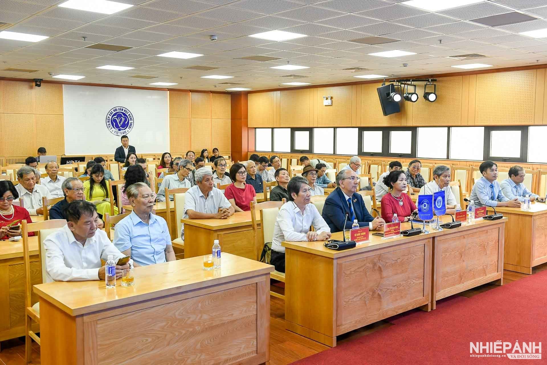 Chủ tịch Liên đoàn Nhiếp ảnh Nghệ thuật Quốc tế FIAP gặp gỡ, giao lưu với các nghệ sĩ nhiếp ảnh Việt Nam - 2