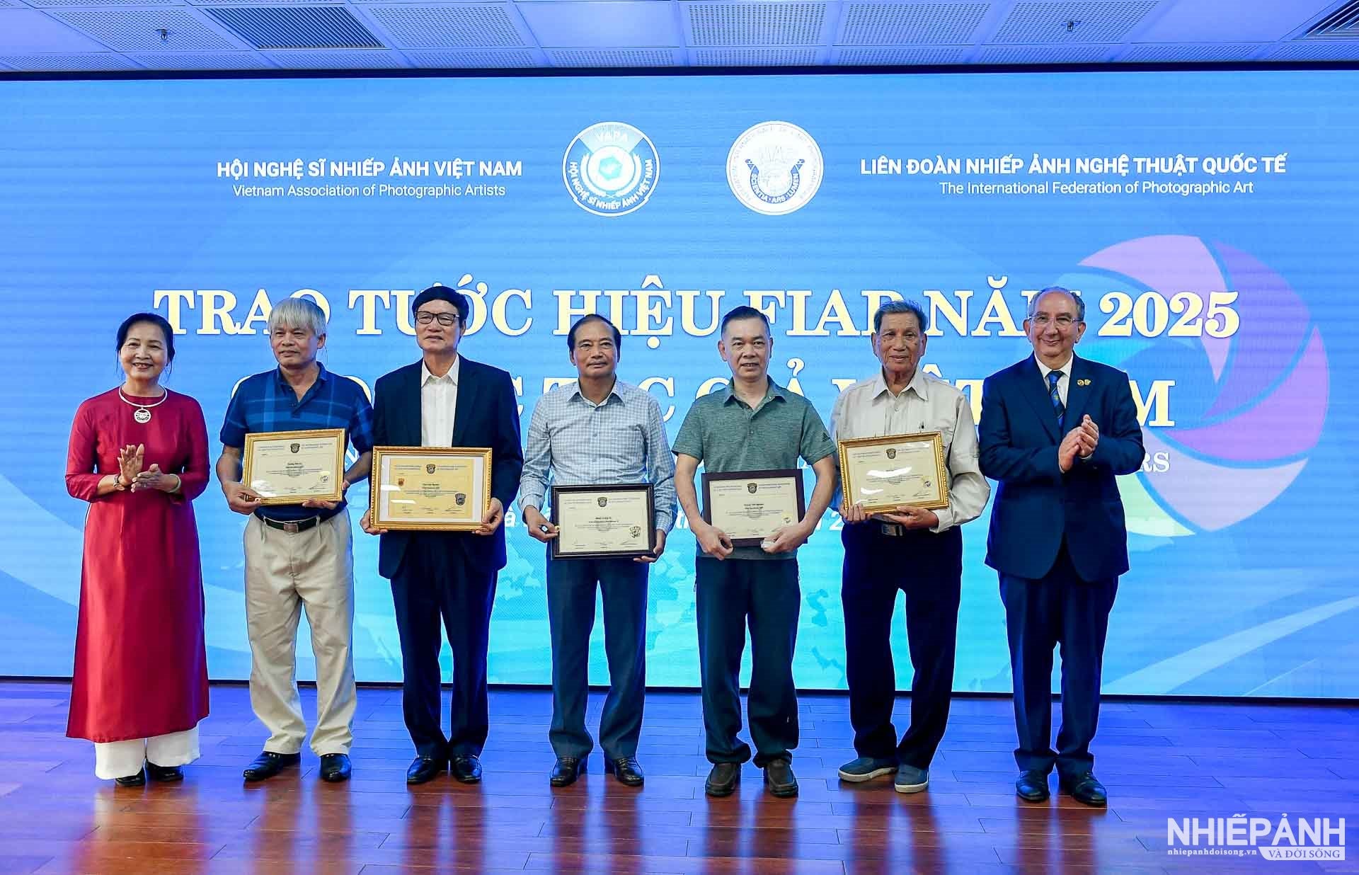 Chủ tịch Liên đoàn Nhiếp ảnh Nghệ thuật Quốc tế FIAP gặp gỡ, giao lưu với các nghệ sĩ nhiếp ảnh Việt Nam - 5