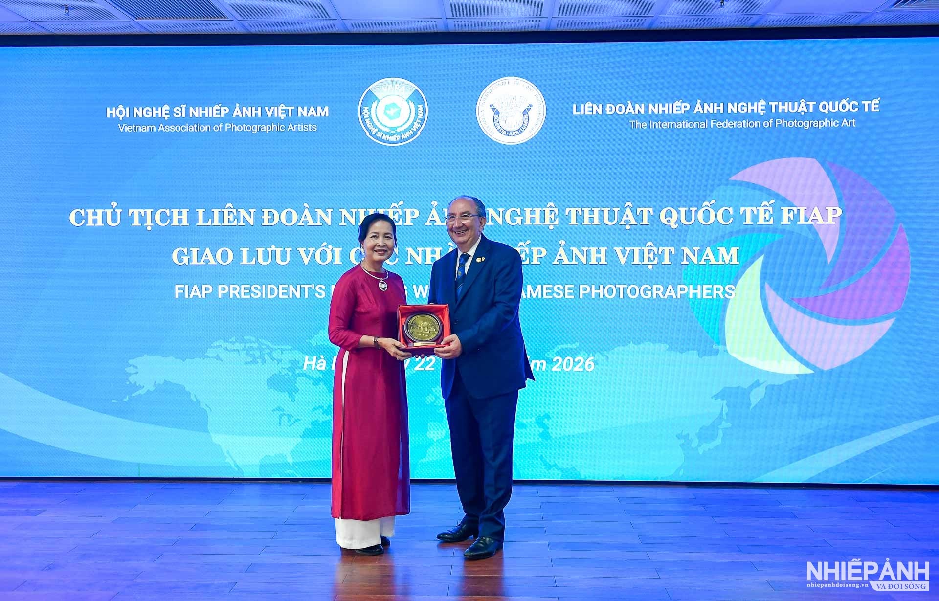 Chủ tịch Liên đoàn Nhiếp ảnh Nghệ thuật Quốc tế FIAP gặp gỡ, giao lưu với các nghệ sĩ nhiếp ảnh Việt Nam - 6