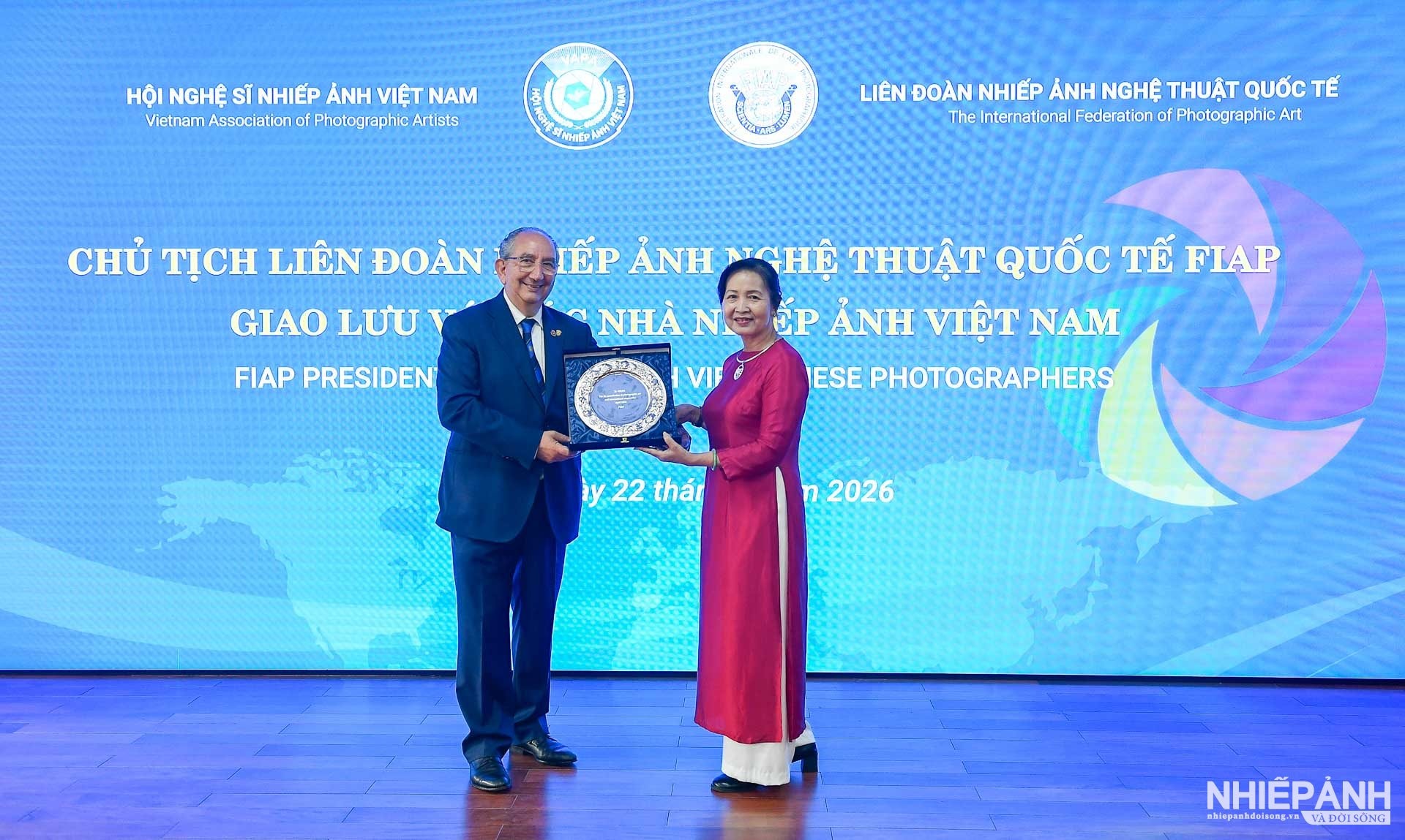 Chủ tịch Liên đoàn Nhiếp ảnh Nghệ thuật Quốc tế FIAP gặp gỡ, giao lưu với các nghệ sĩ nhiếp ảnh Việt Nam - 7