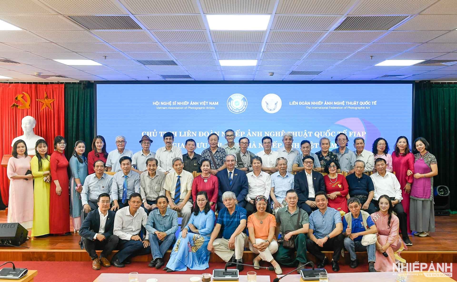 Chủ tịch Liên đoàn Nhiếp ảnh Nghệ thuật Quốc tế FIAP gặp gỡ, giao lưu với các nghệ sĩ nhiếp ảnh Việt Nam - 9
