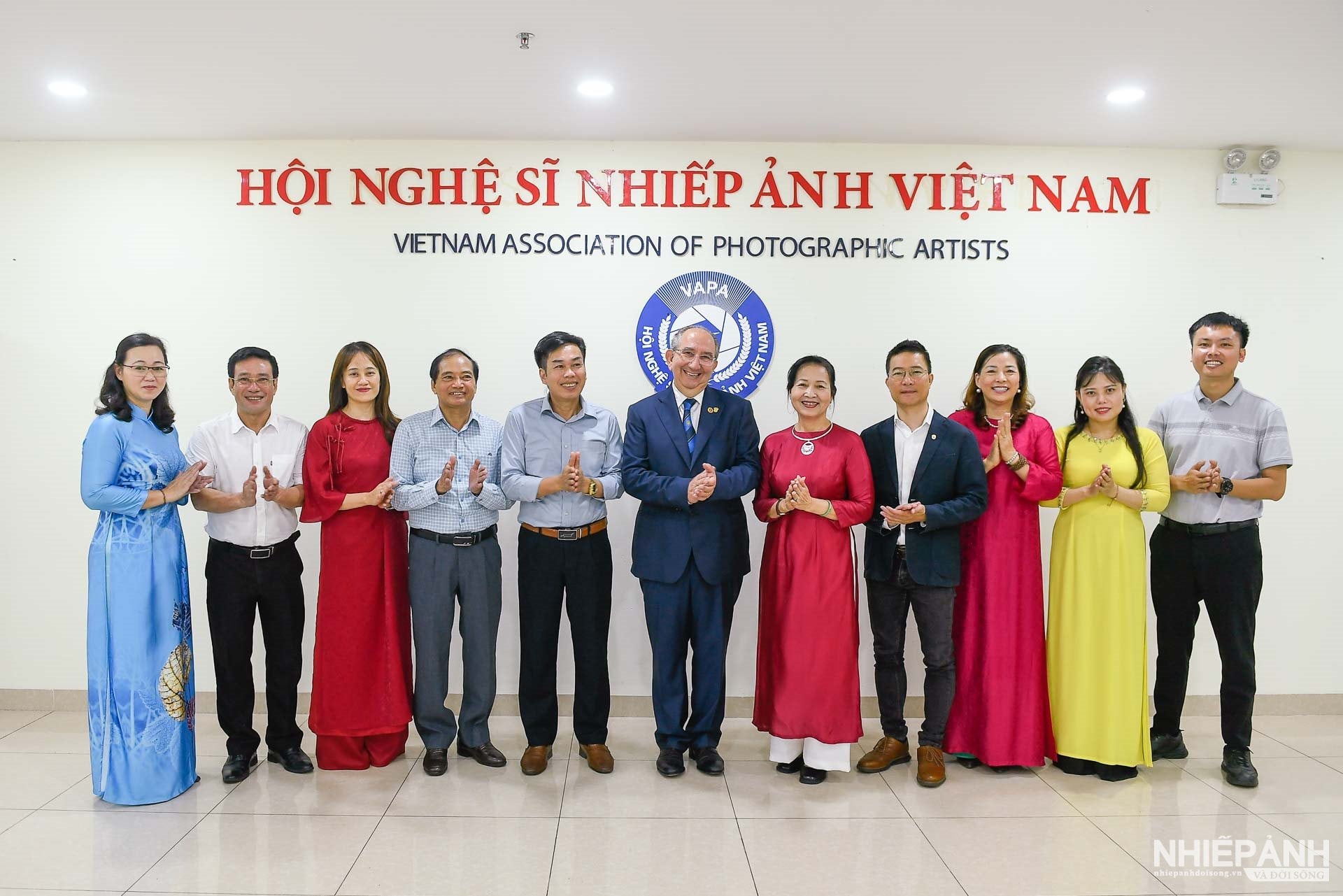Chủ tịch Liên đoàn Nhiếp ảnh Nghệ thuật Quốc tế FIAP gặp gỡ, giao lưu với các nghệ sĩ nhiếp ảnh Việt Nam - 10