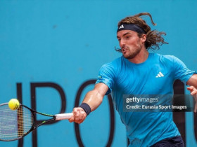 Tennis đỉnh cao Madrid Open: Tsitsipas ngược dòng vất vả, Sabalenka thắng dễ