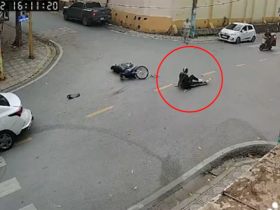 Clip: Qua ngã tư phóng nhanh, thanh niên đâm ô tô rồi “ngồi dỗi” giữa đường