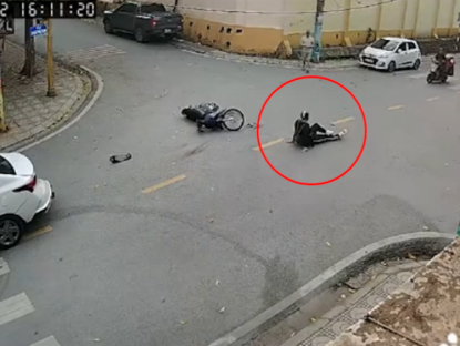 Giao thông - Clip: Qua ngã tư phóng nhanh, thanh niên đâm ô tô rồi “ngồi dỗi” giữa đường