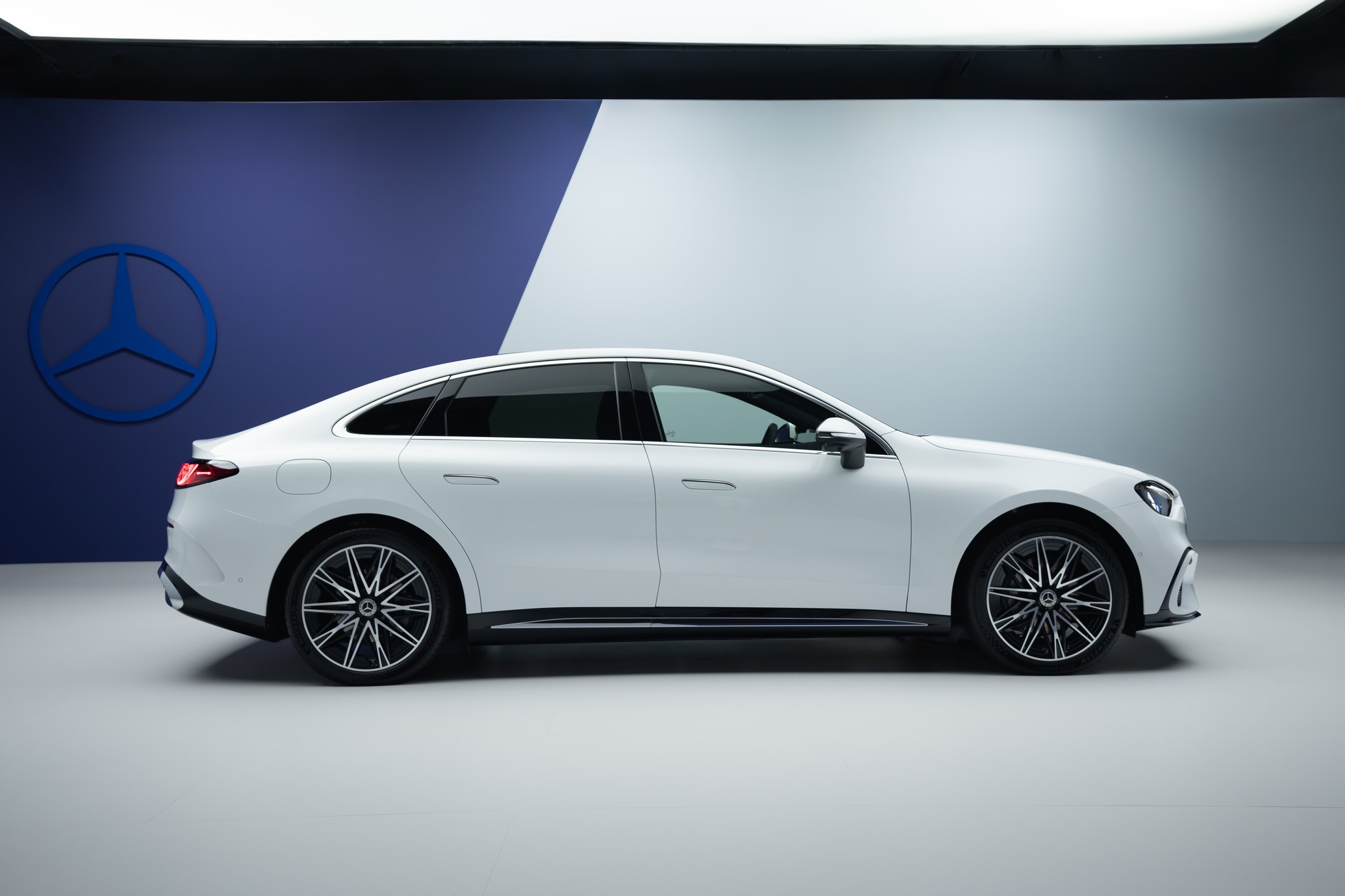 Mercedes-Benz gây chấn động với C-Class thuần điện đầu tiên - 2