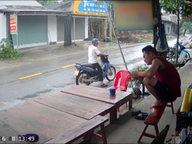 Clip: Pha vít ga khó hiểu, người đàn ông lao thẳng vào hàng rào suýt gãy cổ