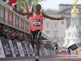 Chấn động marathon thế giới, Sabastian Sawe trở thành người đầu tiên chạy 42km dưới 2 giờ