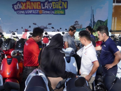 Thông tin doanh nghiệp - Sôi động sự kiện “Đổi xăng lấy điện” tại miền Tây: Lái thử kín lịch, khách hàng chốt cọc liên tục