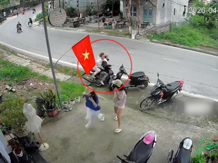 Clip: Hú hồn hai cô gái bỏ chạy khi 