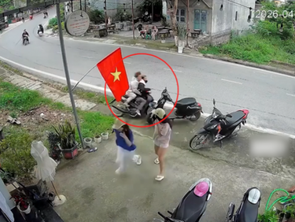 Giao thông - Clip: Hú hồn hai cô gái bỏ chạy khi "racing boy" phóng xe lao thẳng vào