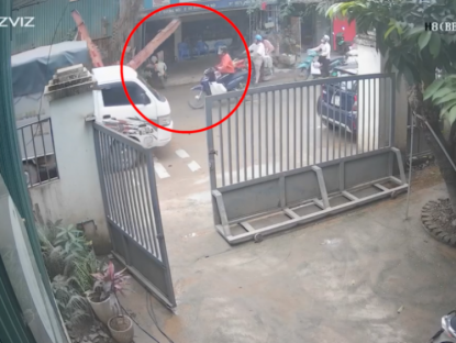 Giao thông - Clip: Hú hồn cầu dẫn tuột khỏi xe đầu kéo, rơi xuống đường suýt trúng xe máy