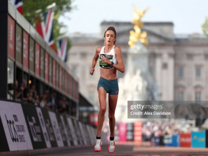 Thể thao - Người đẹp chạy 42km với “chân như bị xé toạc” ở London Marathon