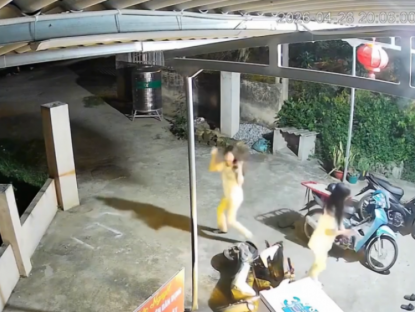 Giao thông - Clip: Xe điện mất phanh, hai cô gái lao thẳng vào cột sắt trong sân nhà