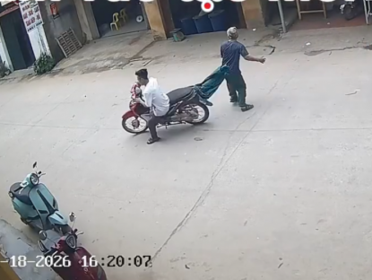 Giao thông - Clip: Khi 49 gặp 50, thanh niên đâm trúng người đi bộ giữa đường nghe điện thoại
