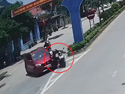 Giao thông - Clip: Ô tô quay đầu ẩu, người đi xe máy bị hất văng trượt dài trên đường