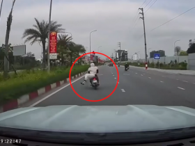 Clip: Cô gái bất ngờ nhảy khỏi xe máy đang chạy