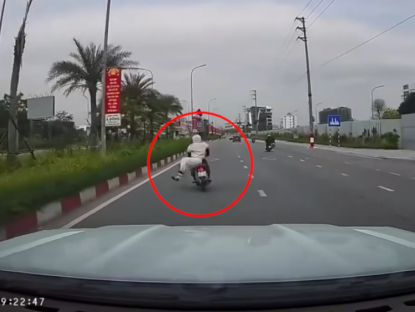 Giao thông - Clip: Cô gái bất ngờ nhảy khỏi xe máy đang chạy