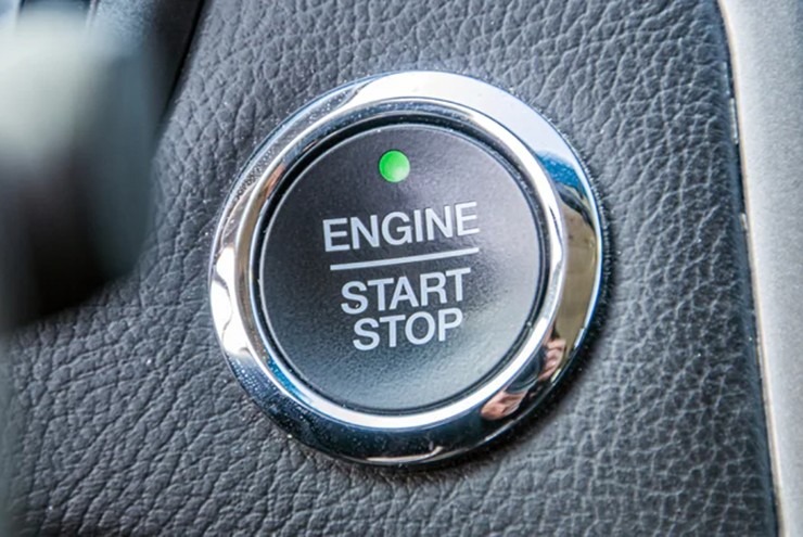 Ô tô sẽ phản ứng ra sao khi tài xế bấm nút Start/Stop lúc đang lái? - 1