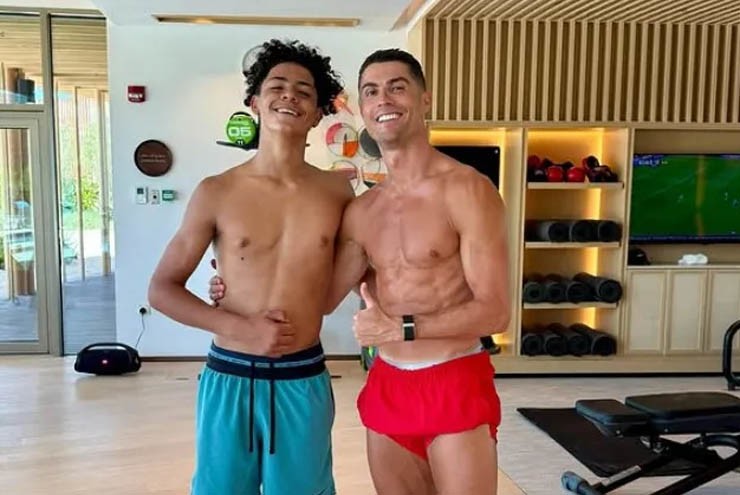 Con trai Ronaldo từ chối cơ hội đá cặp với CR7, muốn thử sức ở đội lớn châu Âu - 1