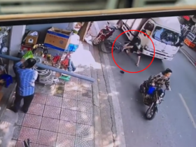Clip: Thót tim người đàn ông đi xe đạp ngã ra đường, thoát nạn trước bánh ô tô
