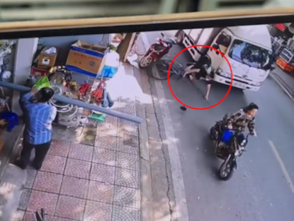 Giao thông - Clip: Thót tim người đàn ông đi xe đạp ngã ra đường, thoát nạn trước bánh ô tô