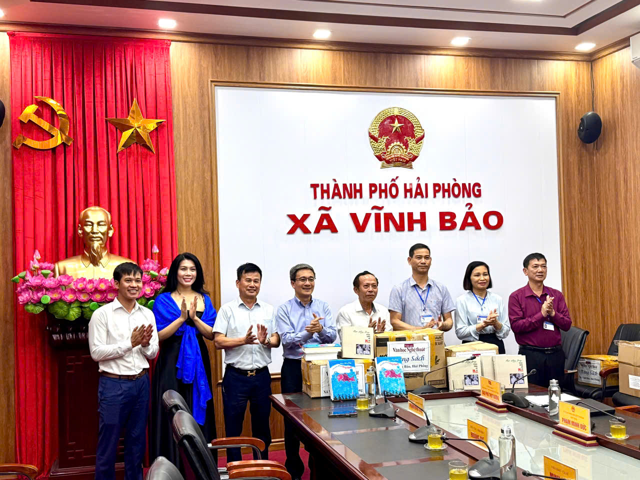 Thời báo Văn học nghệ thuật tặng sách và phát động Cuộc thi sáng tác truyện ngắn Cây bút Xanh tại xã Vĩnh Bảo, TP Hải Phòng - 2