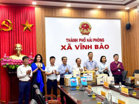 Thời báo Văn học nghệ thuật tặng sách và phát động Cuộc thi sáng tác truyện ngắn Cây bút Xanh tại xã Vĩnh Bảo, TP Hải Phòng