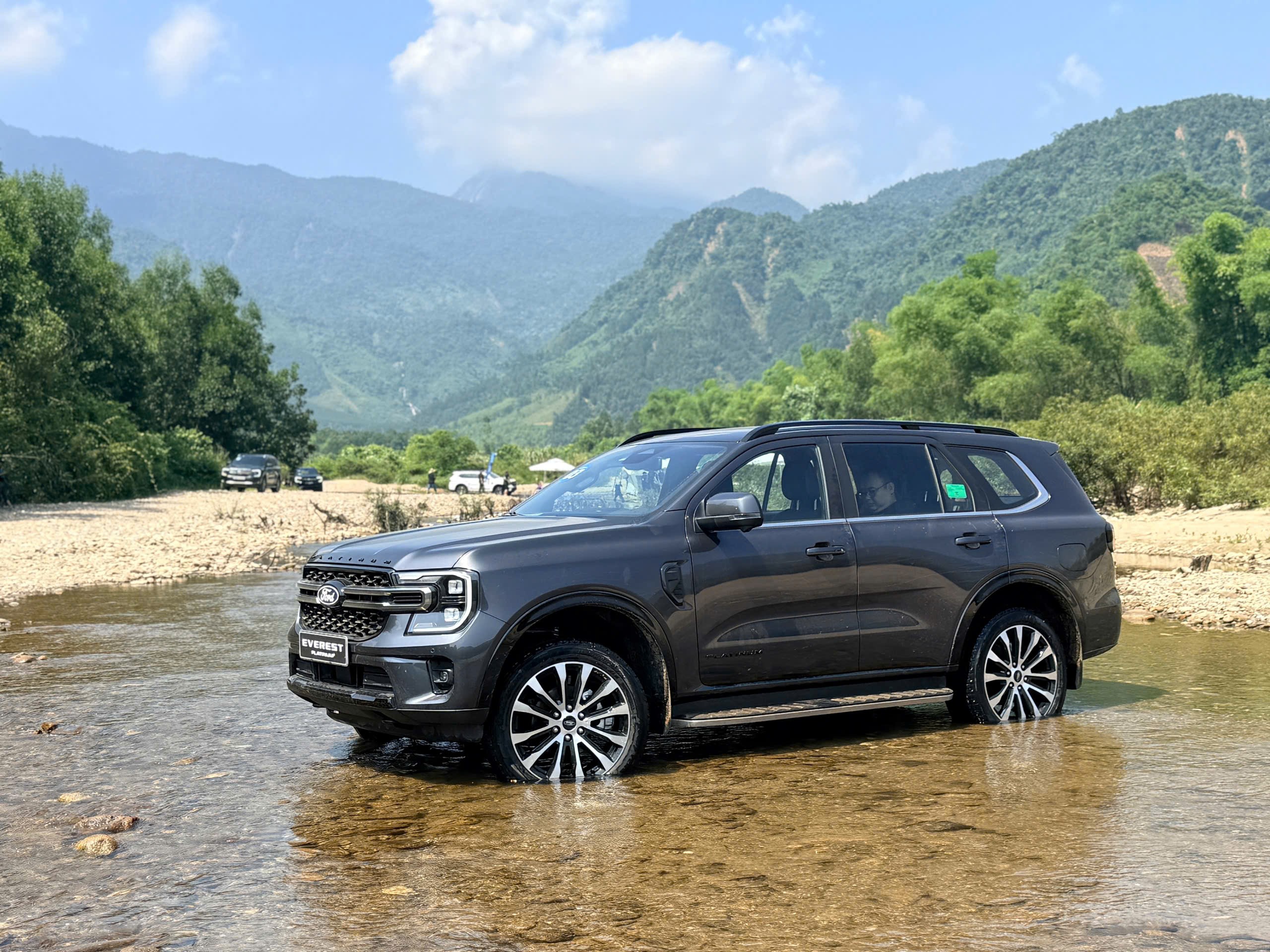 Cận cảnh Ford Everest động cơ xăng 2.3 mới, giá 1,63 tỷ đồng - 1