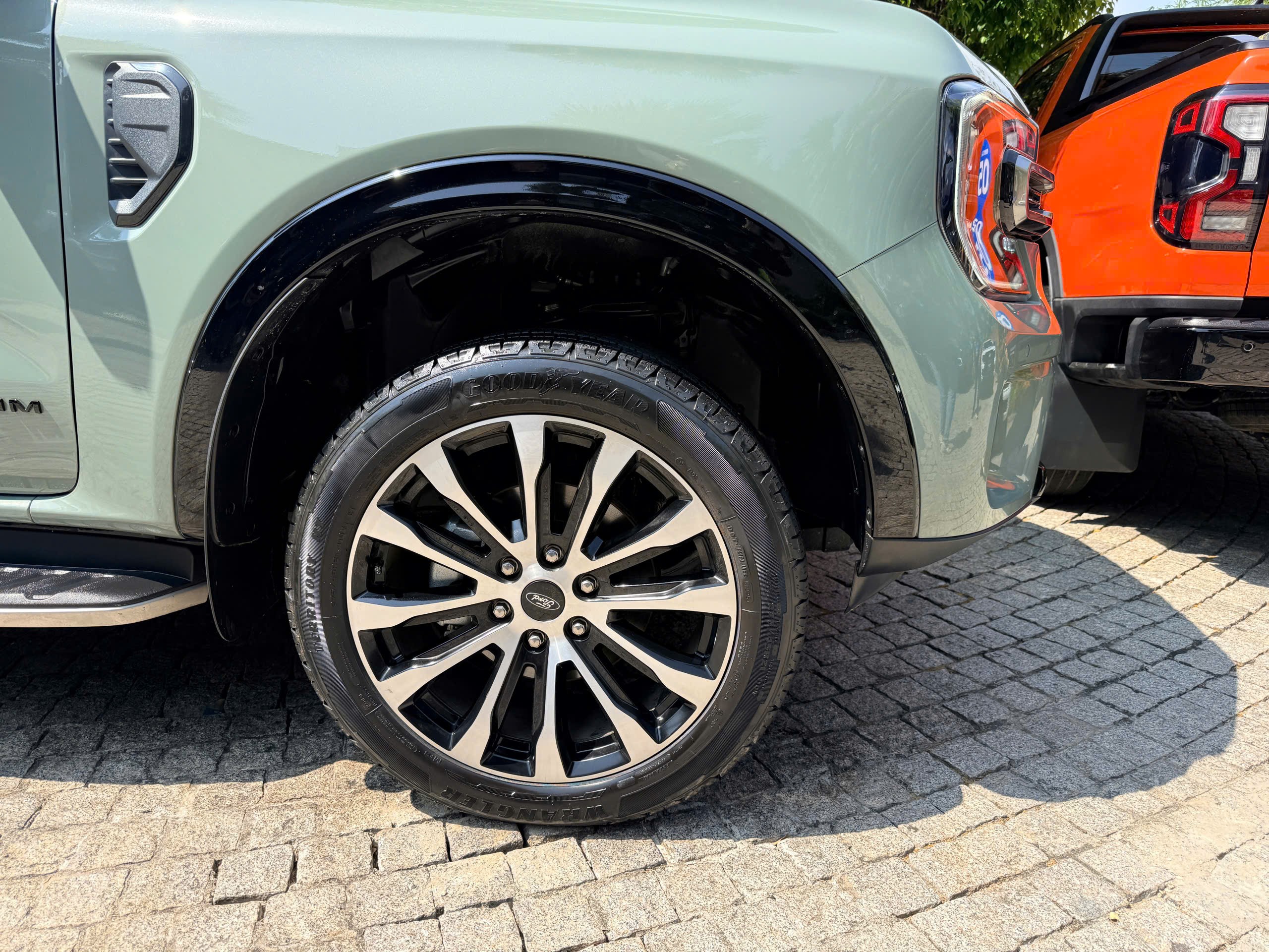 Cận cảnh Ford Everest động cơ xăng 2.3 mới, giá 1,63 tỷ đồng - 5