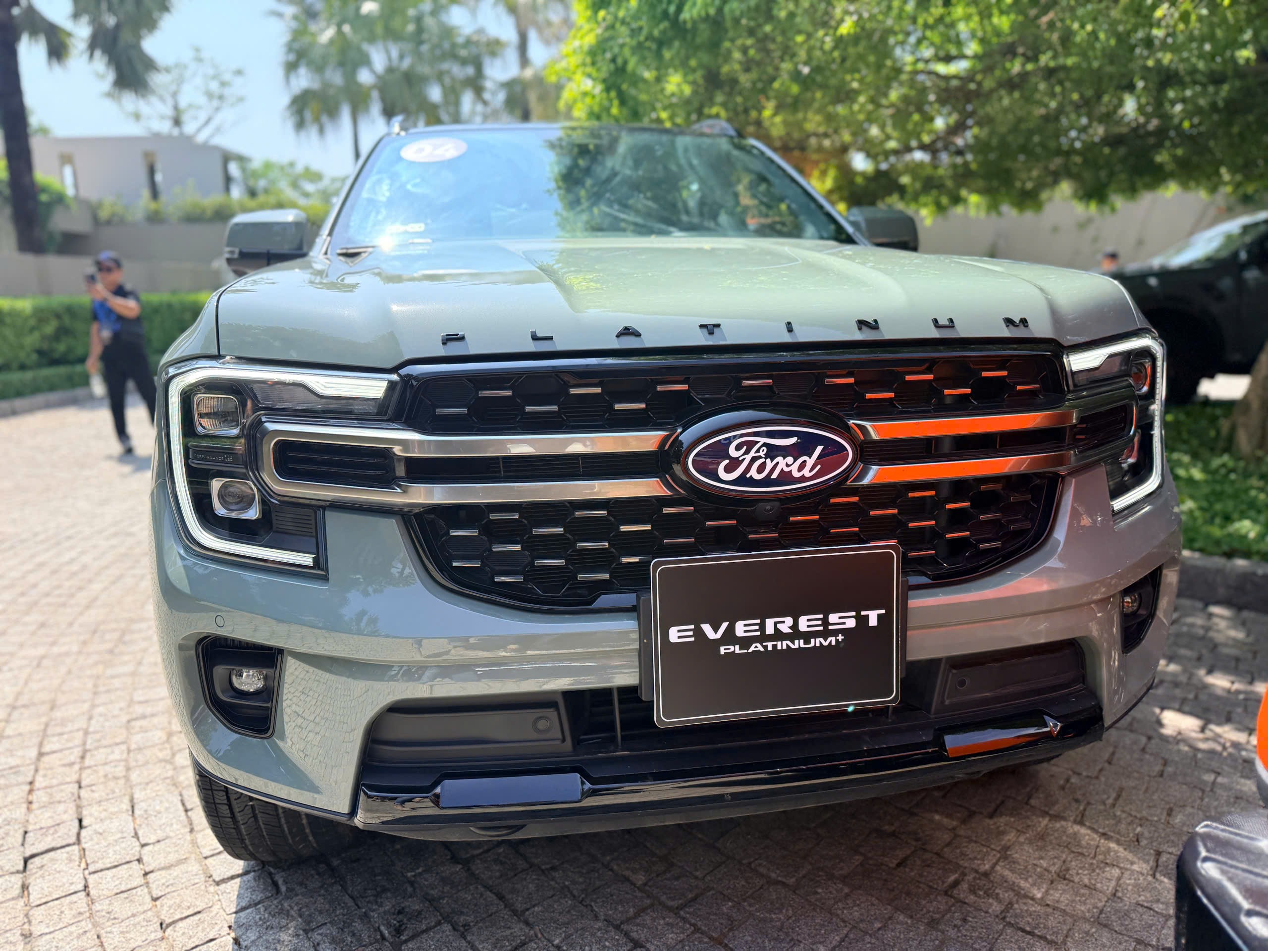 Cận cảnh Ford Everest động cơ xăng 2.3 mới, giá 1,63 tỷ đồng - 3