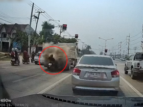 Clip: Rợn người xe máy lao như tên bắn, đâm cắm đầu vào đuôi ô tô