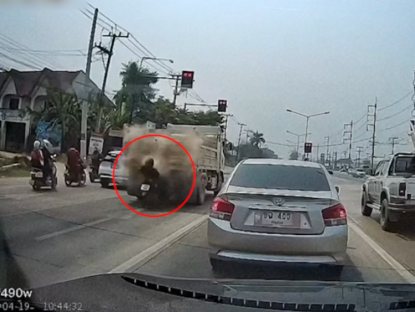 Giao thông - Clip: Rợn người xe máy lao như tên bắn, đâm cắm đầu vào đuôi ô tô