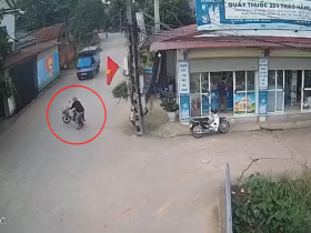 Clip: Thấy ô tô lao tới, cụ ông hoảng hốt bỏ xe đạp điện nhảy xuống đường