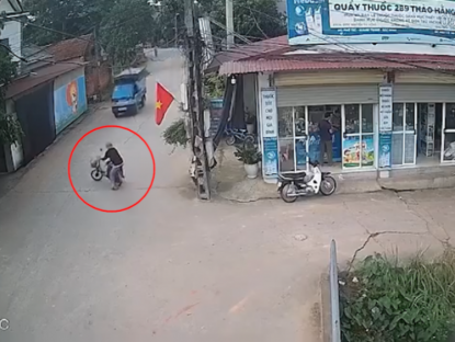 Giao thông - Clip: Thấy ô tô lao tới, cụ ông hoảng hốt bỏ xe đạp điện nhảy xuống đường